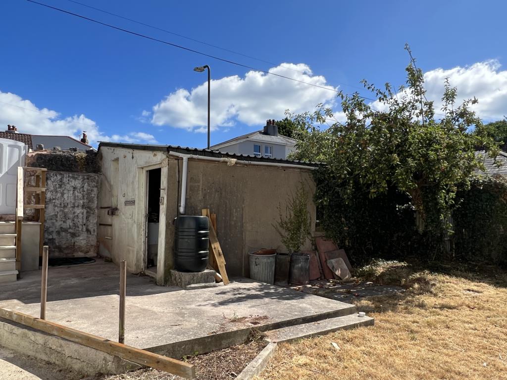 Lot: 77 - FREEHOLD BARN AND GARDENS WITH POTENTIAL -